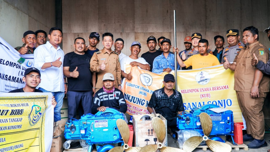 Pemkab Rohil Serahkan Bantuan 80 Unit Boat untuk Kelompok Nelayan