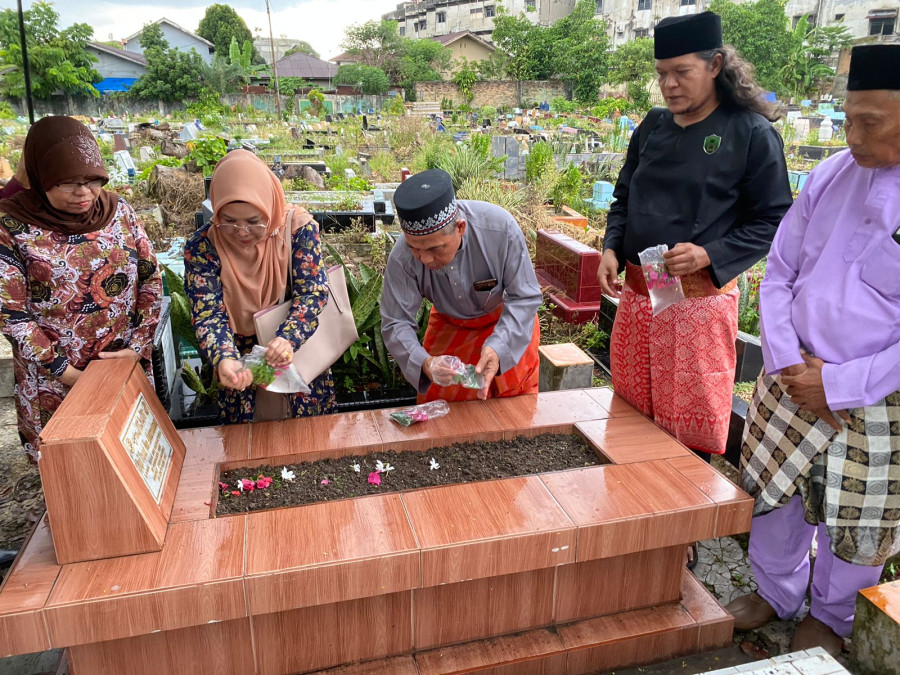 Peringati Milad ke-54, LAM Riau Ziarahi Makam Tokoh Melayu