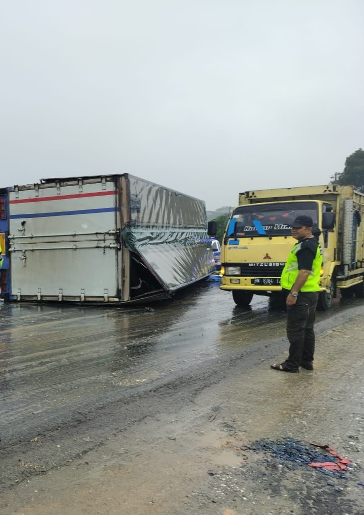 Truk Tabrak Bus di Jalan Yos Sudarso, Sopir dan Penumpang Luka-luka