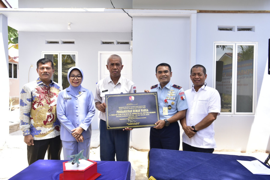 Danlanud Rsn Beri Bantuan Pembangunan Rumah untuk Honorer RSAU