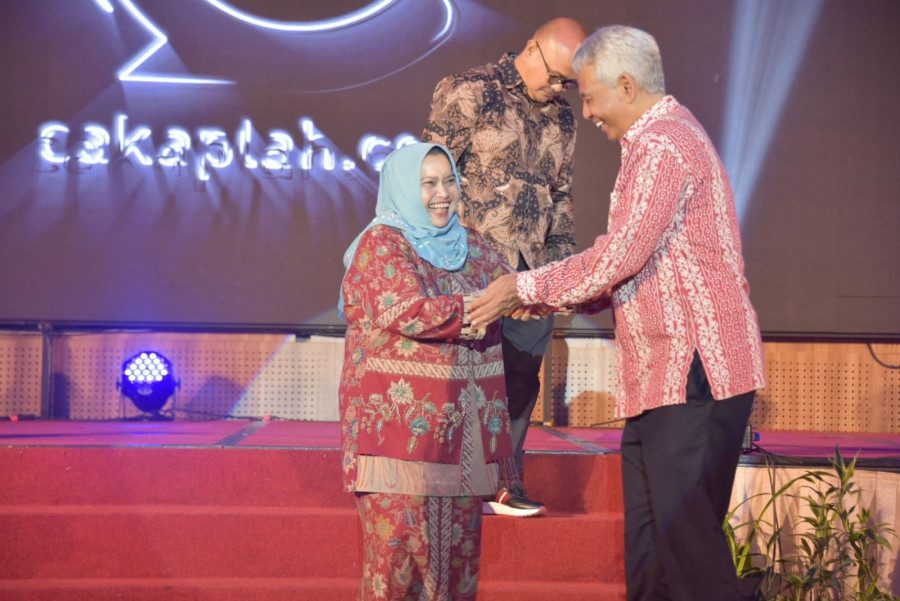 Bupati Kasmarni Terima Penghargaan Cakaplah Award Kategori Penggerak Pembangunan Desa