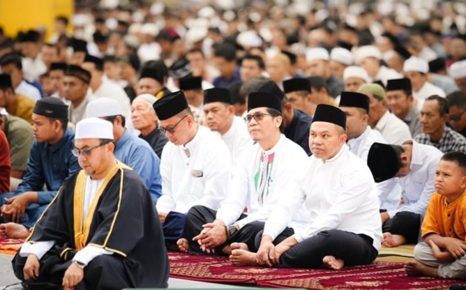 Bersama Ratusan Jemaah, Gubri Wahid Salat Iduladha di Masjid Annur