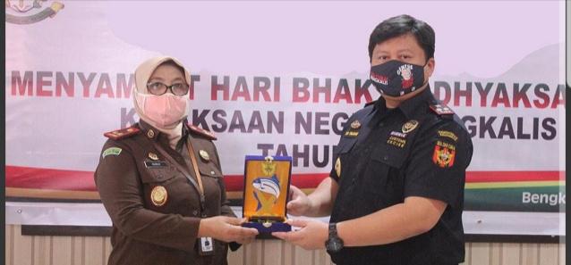 Kejari Bengkalis Terima Penghargaan Kepabeanan dan Cukai