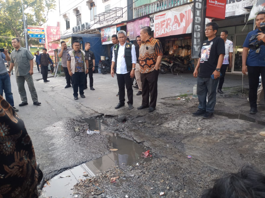 Respon Keluhan Warga, Pj Gubri Cek Jalan dan Drainase di Pekanbaru