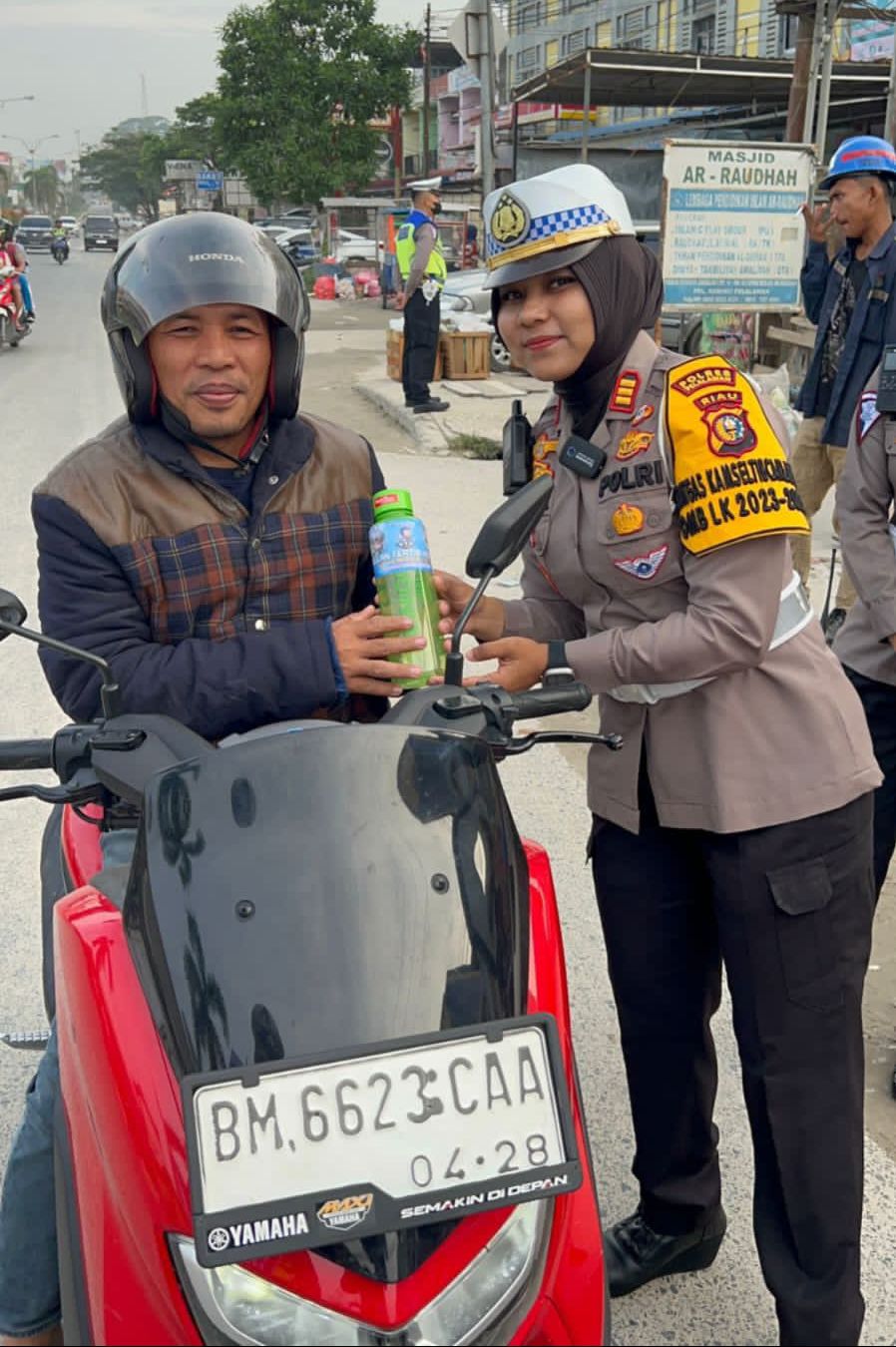 Tertib Berlalulintas, Satlantas Polres Pelalawan Beri Reward Pengendara Motor