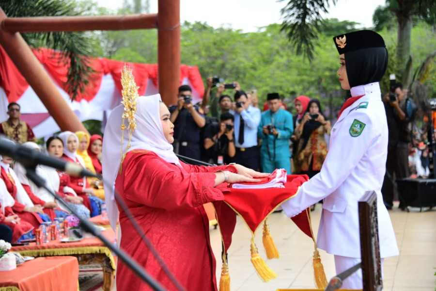 Detik-Detik Proklamasi Berlangsung Khidmat, Bupati dan Wabup Kenakan Pakaian Adat