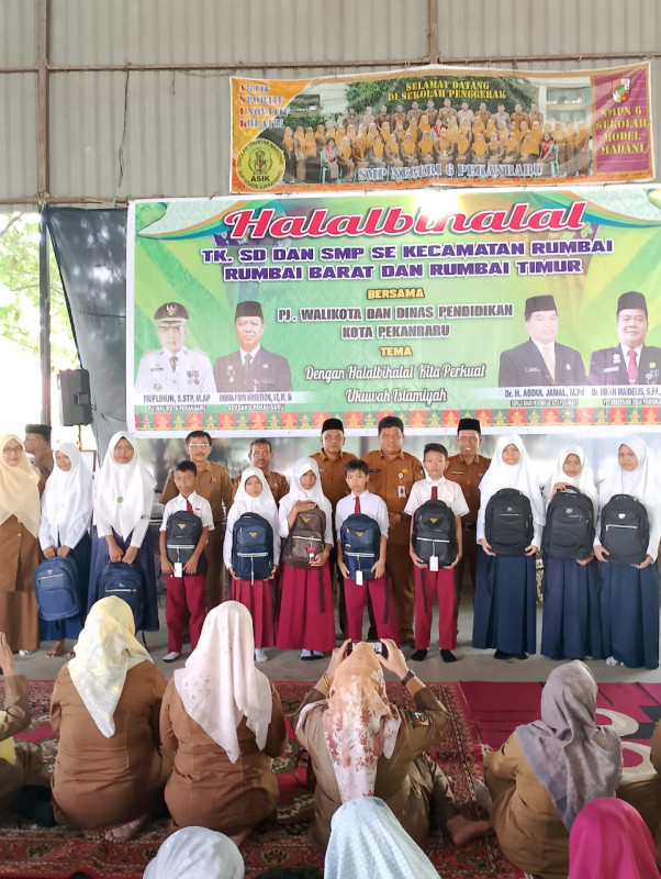 Siswa Tak Mampu SMPN 6 Pekanbaru Terima Bantuan Zakat Disdik Pekanbaru
