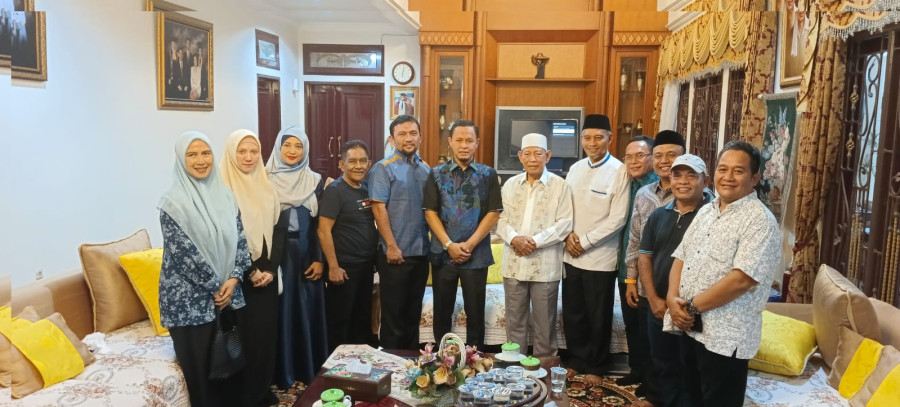 Silaturahim ke Rumah Saleh Djasit, Bapaslon AMAN Diminta Percantik Sungai Siak