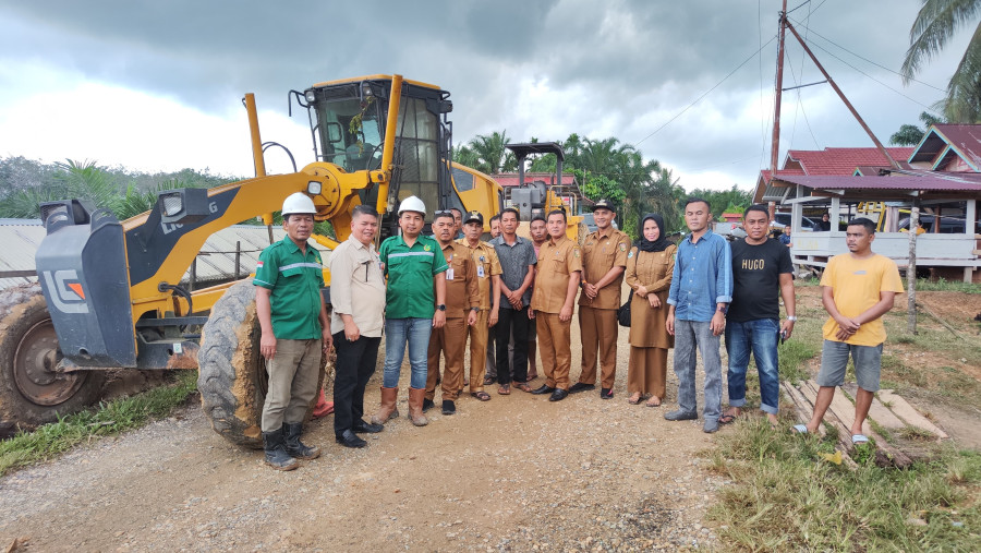 PT TAL Turunkan Alat Berat Perbaiki Jalan Rusak di Desa Inuman