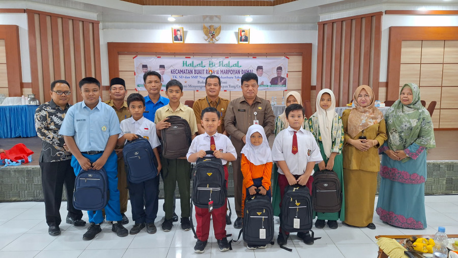 Peduli Siswa Tak Mampu di Kecamatan Bukit Raya dan Marpoyan Damai, Kadisdik Pekanbaru Serahkan Bantuan Zakat