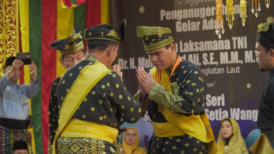 Kasal TNI Muhammad Ali Sandang Gelar Adat Datuk Seri Segara Utama Setia Wangsa