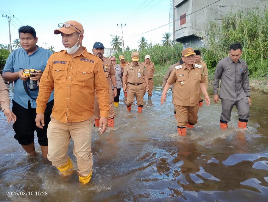 Bupati Rohil Tinjau Titik Banjir di Bagansiapiapi, Siapkan Solusi Jangka Pendek dan Panjang