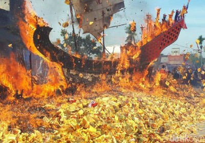 Masyarakat Tionghoa Tumpah Ruah, Prosesi Bakar Tongkang di Rohil Meriah