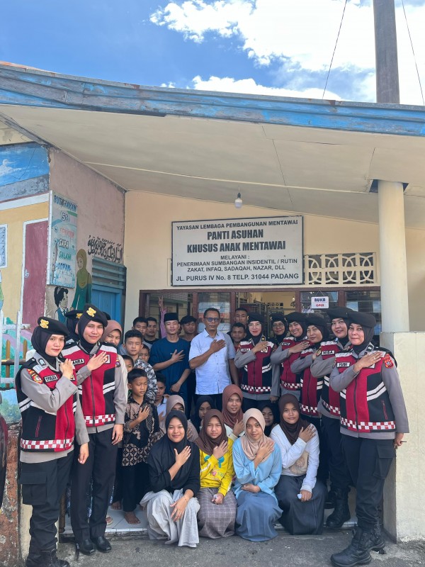 Polwan Puti Singgalang Tebar Kebaikan Ramadan, Kunjungi Panti Asuhan Anak Mentawai
