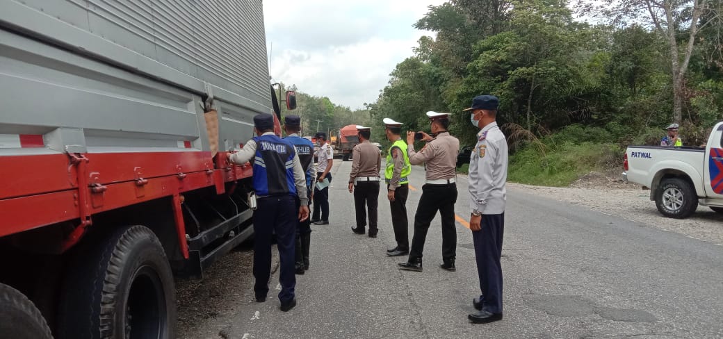 Tak Miliki Dokumen, Tim Gabungan Kandangkan 11 Truk ODOL di Kuansing