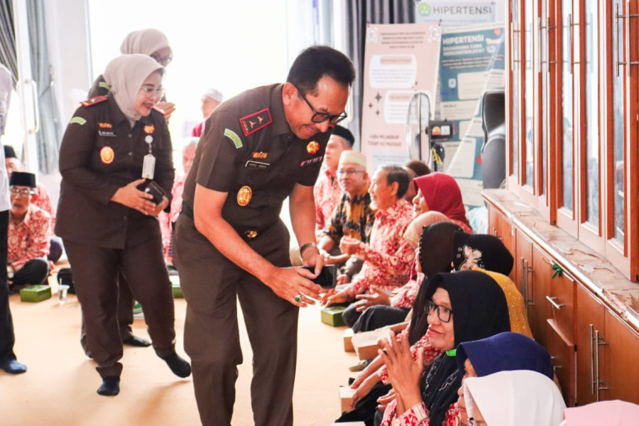 Sambut HBA ke-64 dan HUT IAD ke-XXIV, Kejati Riau Gelar Anjangsana dan Baksos