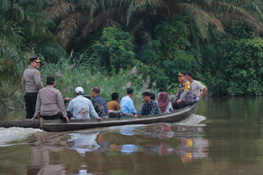 Kapolres Kampar Cek 2 TPS yang Terendam Banjir di Siak Hulu