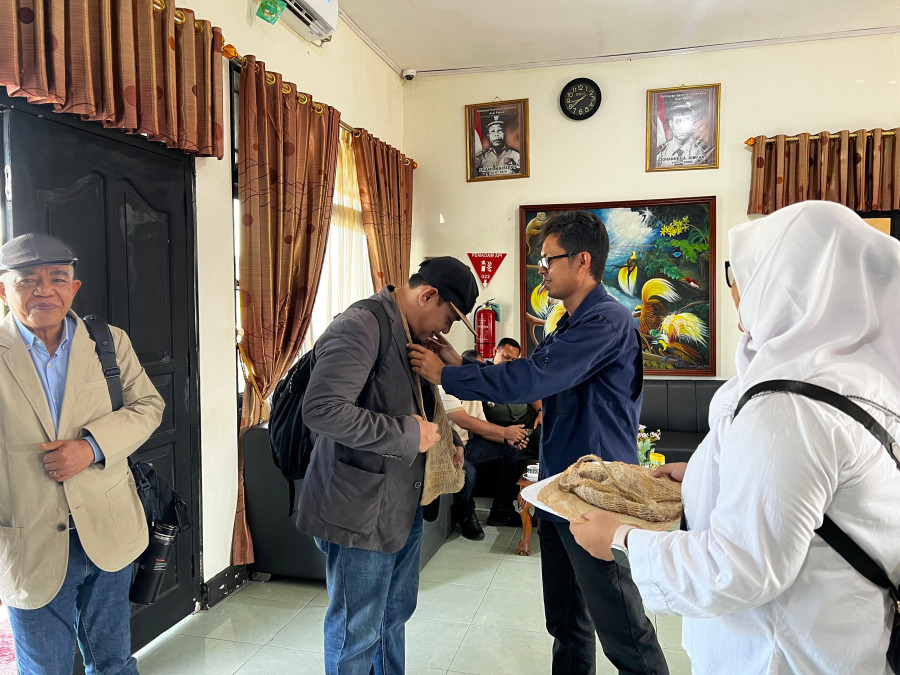 Tiba di Manokwari, Ketum PWI Pusat Zulmansyah Sekedang Disambut Kalungan Noken