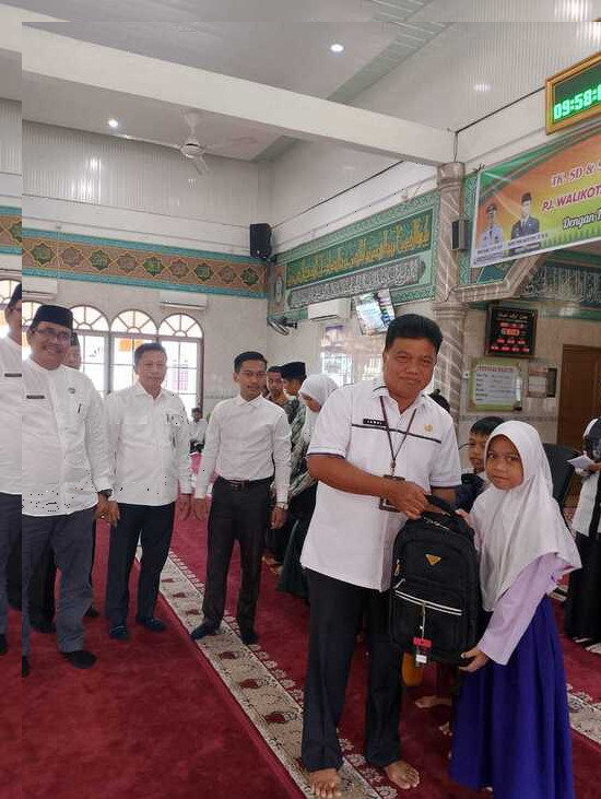 Siswa Tak Mampu SMPN 9 dan SMPN 26 Tenayan Raya Terima Zakat dari Disdik Pekanbaru