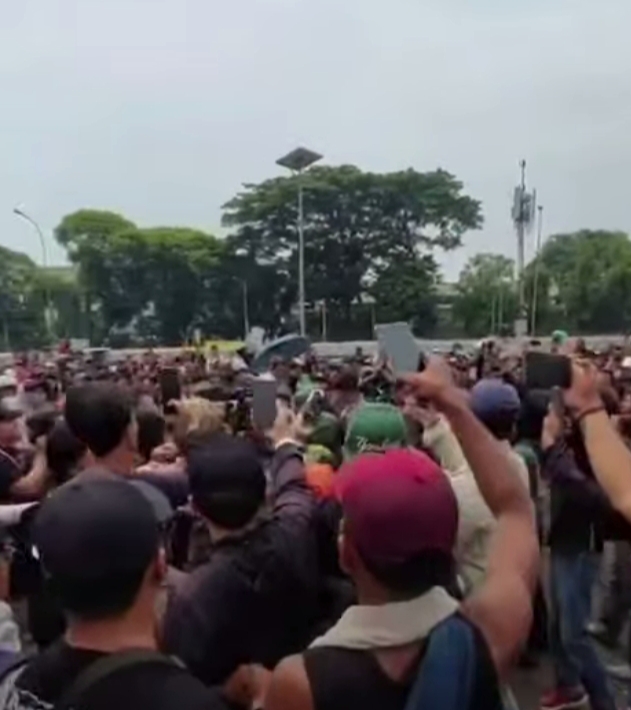 Pria Bawa Golok Jadi Sasaran Amukan Massa Demo DPR