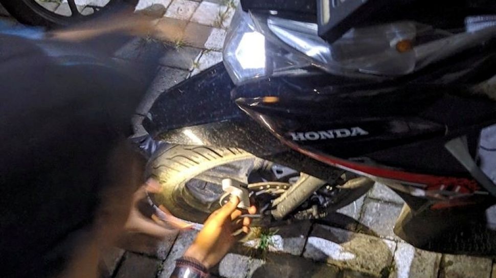 Kocak, Pengendara Honda Beat Jadi Korban Salah Gembok di Mall