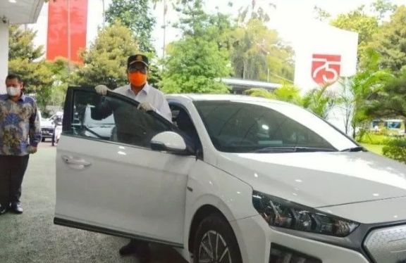 Menhub Budi Resmi Gunakan Mobil Listrik Sebagai Kendaraan Dinas