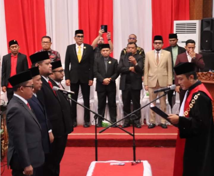 Pimpinan dan Anggota DPRD Riau Hadiri Pelantikan Pimpinan DPRD Pekanbaru
