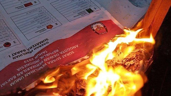 Massa di Papua Tengah Bakar Kotak Suara Pemilu 2024