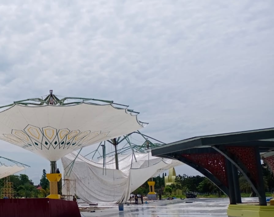 Sebelum Digunakan, Payung Elektrik di Masjid Agung An-Nur Rusak