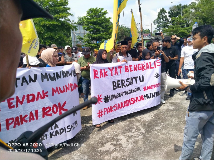 Mahasiswa dan Sopir Truk Kepung Dishub Bengkalis, Desak Kadis Mundur
