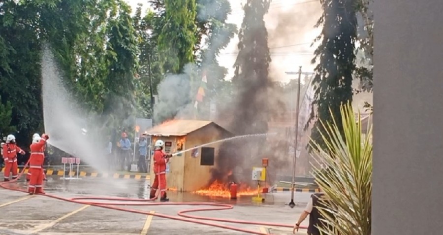 Gubri Antusias Saksikan Atraksi Penyelamatan Pekerja Ditengah Kobaran Api