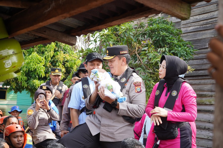 Kapolda Riau Tinjau Dapur Umum dan Tenda Pengungsian Korban Banjir di Rumbai
