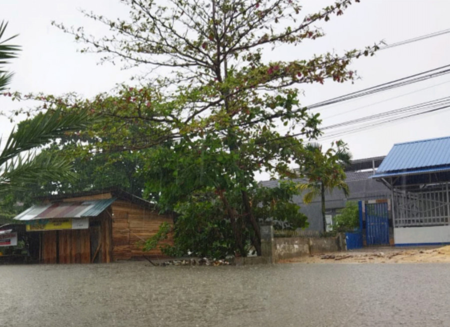 Tembok Pasar Induk Pekanbaru Jebol, Rumah Warga di Jalan Baru Terendam Air