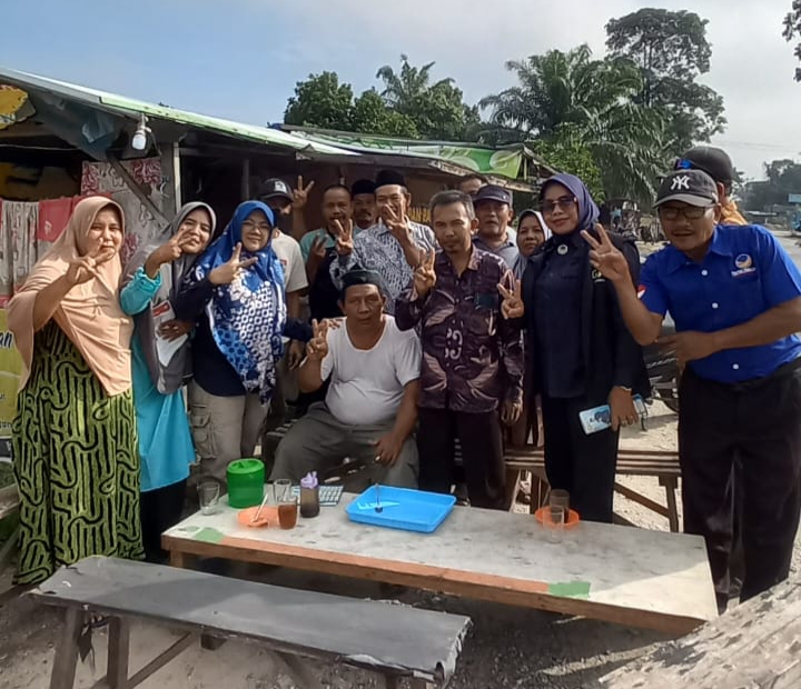 Dr Afni Sarapan Bersama Relawan Bungaraya di Warung Pinggir Jalan