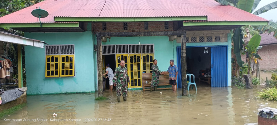 Babinsa Koramil 05/Kampar Kiri Pantau Banjir yang Kepung 3 Dusun