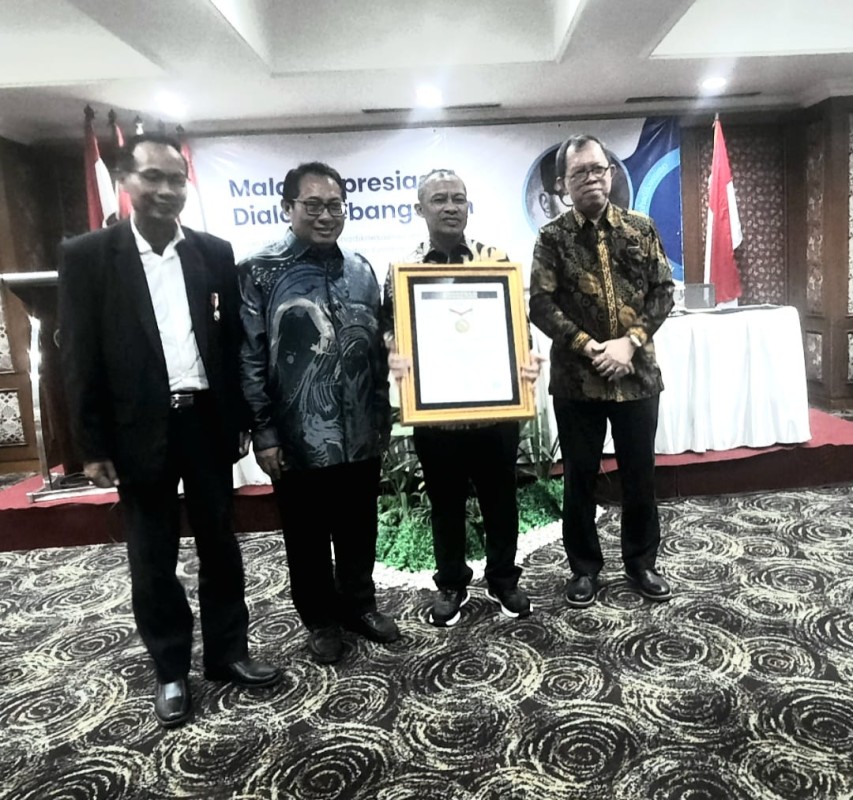 SMSI Pusat Beri Anugerah Sahabat Pers Indonesia pada Dr.Afni Z dan Bagus Santoso