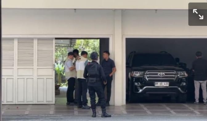 KPK Sita  Dokumen dan CCTV di Kediaman Gubernur Riau di Pekanbaru