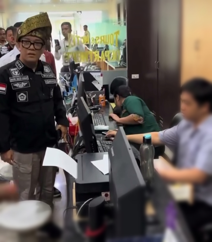 Pelanggaran Tenaga Kerja Terungkap, Wamenaker Gedor Kantor Travel di Pekanbaru