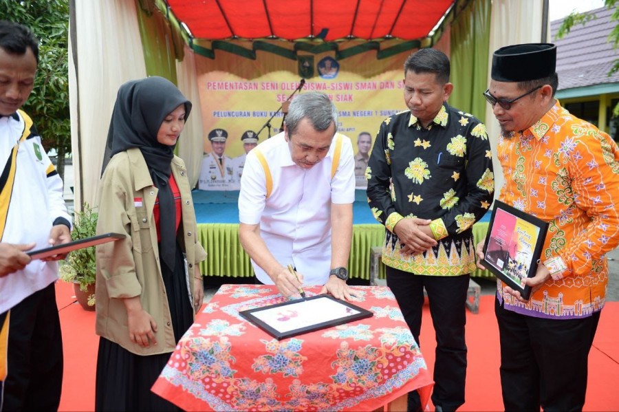 Gubri Puji Buku Gurindam Kalbu Karya Guru dan Siswa SMA 1 Sungai Apit