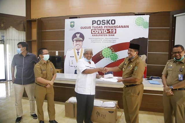 Mantan Bupati Siak Arwin AS Beri Bantuan APD dan Masker
