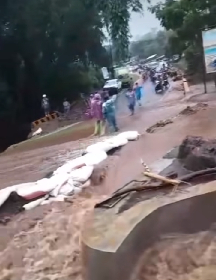 Lahar Dingin di Kelok Hantu Aia Angek, Pemudik Diminta Cari Jalan Alternatif