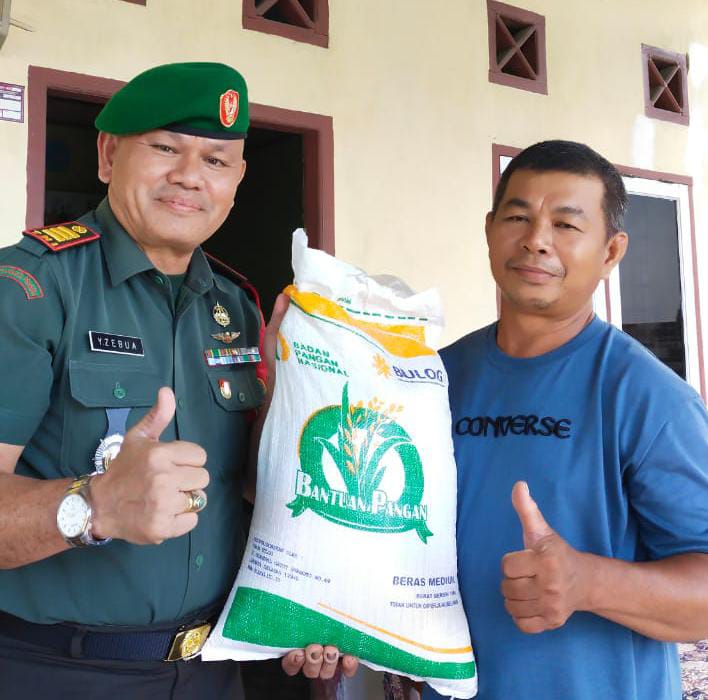 Peduli Warga Kurang Mampu, Danramil 06/Siak Hulu Beri Bantuan Sembako