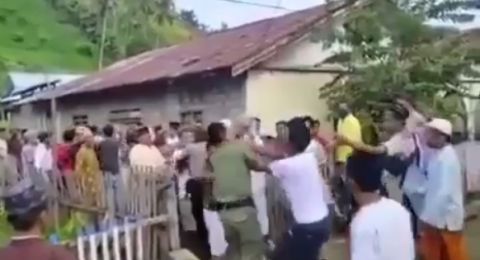 Kades di Sulteng Dikeroyok Warga Karena Larang Solat Idul Fitri