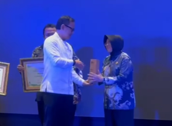Bupati Siak Afni Zulkifli Raih Penghargaan EFT dari KMS-PE