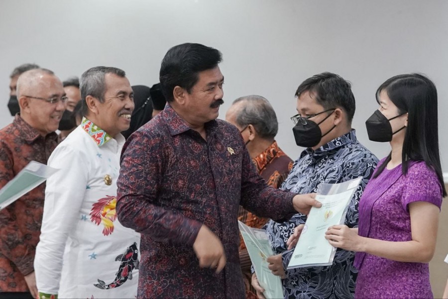Kunker Ke Pekanbaru, Menteri ATR/BPN Serahkan Sertifikat Tanah