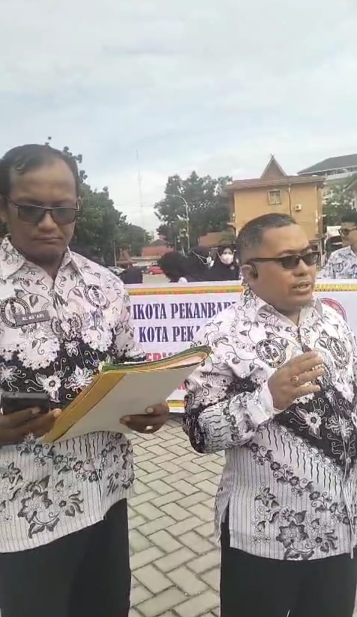 Tolak Hasil Konferensi, Ketua Cabang PGRI se-Pekanbaru Gelar Aksi Damai di MPP