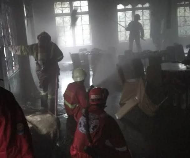 Rumah Dinas Ketua DPRD Riau Terbakar