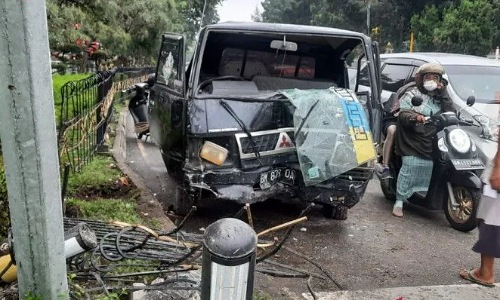 Diduga Mengantuk, Sopir Pickup Pengangkut Ayam Tabrak Tiang Lampu Merah di Bundaran Tugu Zapin