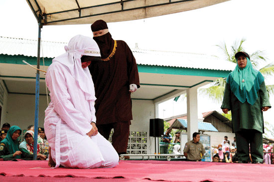 Kepergok Bermesraan, Pengurus MPU Aceh di Hukum Cambuk