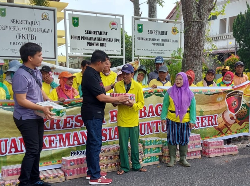 Polda Riau Bagikan Paket Lebaran ke Petugas Kebersihan Pasukan Kuning